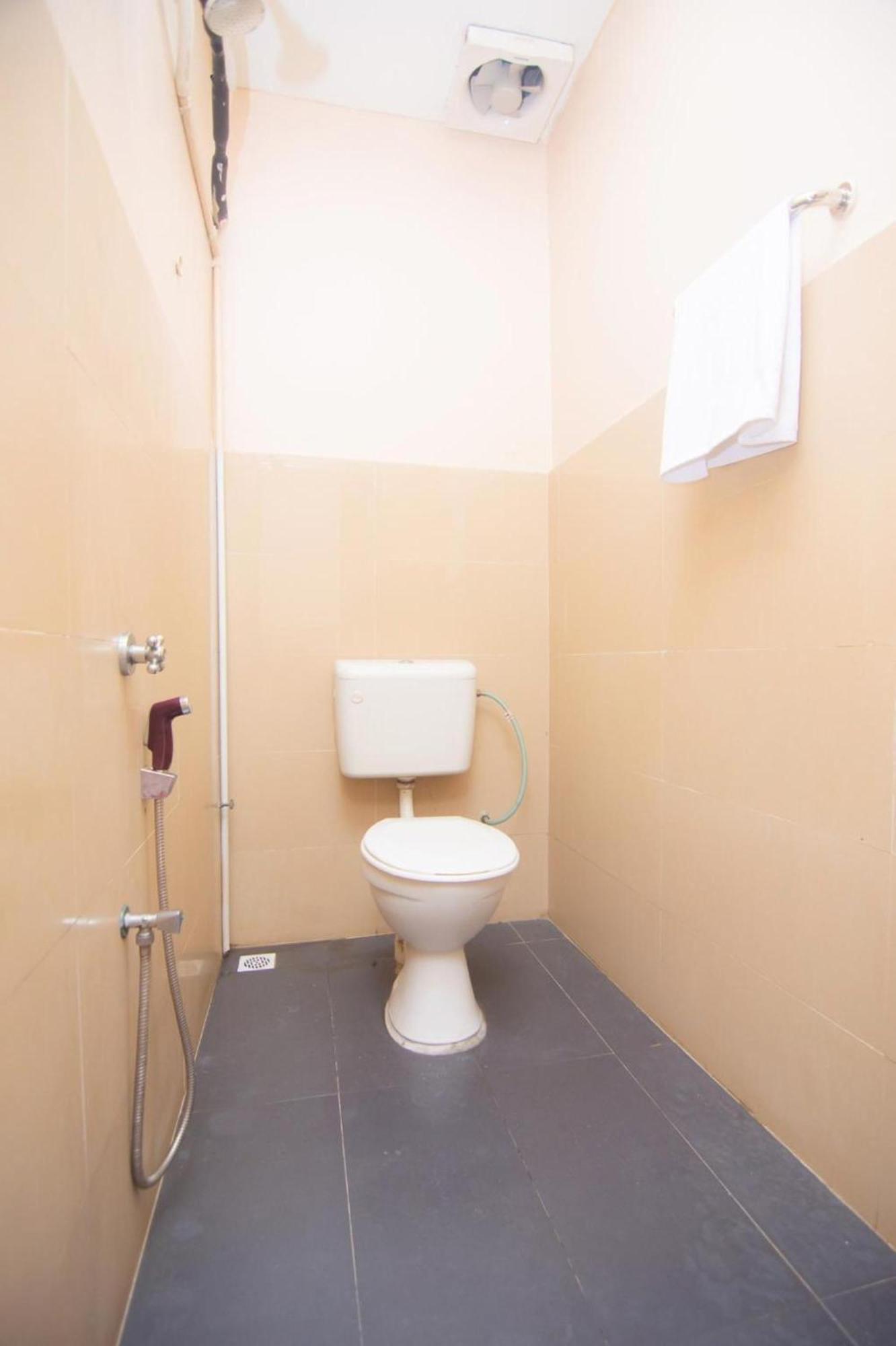 Oyo 1224 Hotel Hajah Rohayah Tanjong Malim Exterior photo
